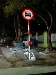 Tài xế quyết không vào đường cấm ô tô, mặc cho khách liên tục xúi dại