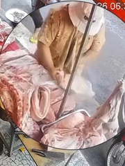 Chủ sạp thịt heo cao tay trước 'nữ quái' trộm thịt