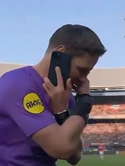 Trọng tài dừng trận chung kết Cúp quốc gia Hà Lan để... nghe điện thoại