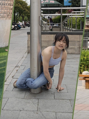 Thử thách 'kẹp chân leo cột đèn' là gì mà phải... né lẹ?