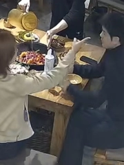 Thanh niên bị bạn gái 'sờ má' vì mải mê 'thưởng thức cái đẹp'