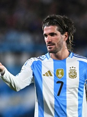 Đồng đội Messi vướng ồn ào, bị tố làm quen hàng loạt cô gái