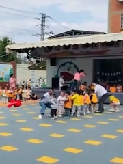 Bác bảo vệ ném kẹo làm rối đội hình đối phương khi kéo co