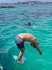 Muôn kiểu tiếp nước của người mới học bơi