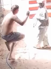 Chồng hú hồn khi thấy vợ bất ngờ xuất hiện sau lưng