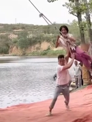 Cười sảng với chị gái chơi đu dây siêu độc lạ