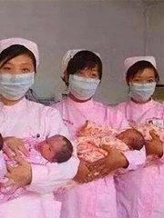 Ca sinh 5 từng gây chấn động năm 2002 giờ ra sao?