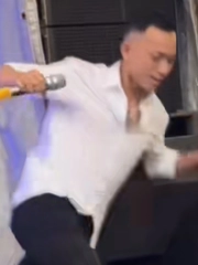 Thanh niên đang hát ngã sấp mặt vì 'chiếc loa có chân'