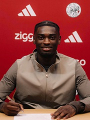 Jorthy Mokio 'đứt' liên lạc với gia đình vì gia hạn hợp đồng ở Ajax