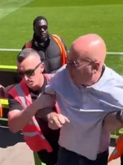 Thực hư chuyện CĐV Anh bị đuổi khỏi sân vì ăn bánh mì kẹp thịt