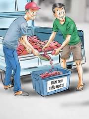 Lũ trẻ ngơ ngác vì không biết mấy chú đang làm gì với suất ăn của mình