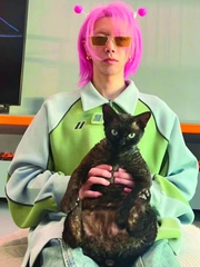 Nam ca sĩ Trung Quốc bị 'ném đá' vì để mèo ăn bánh chocolate