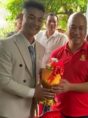 Chàng trai sang xin dâu bằng cách đổi bình rượu mơ của mình đổi lấy 'bình rượu mơ' của ba