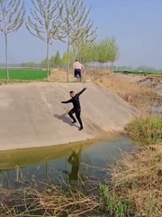 Cười sảng với thanh niên nhảy qua mương nước bất thành