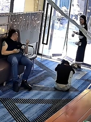 Nữ nhân viên quê một cục khi vấp ngã dưới chân khách