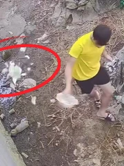 Thanh niên đứng hình với màn 'vẩy rau' lỗi