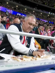 CĐV Atletico Madrid ‘trổ tài nội trợ’ giữa trận bán kết Champions League