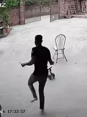 Lý do vừa vào nhà, thanh niên liền bỏ chạy 'trối chết'