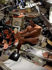 NASA tắt vội livestream khi thấy phi hành gia... bán khỏa thân