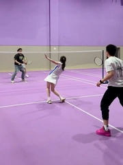 Cô gái uốn éo khi chơi cầu lông gặp đồng đội 'báo quá báo'