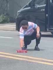 Video hài nhất tuần qua: Bị ô tô cán nát điện thoại vì sống ảo