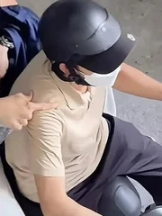 Hoài Linh tự lái xe máy cà tàng đi làm