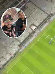 Memphis Depay gây sốt khi đi xem bóng đá bằng trực thăng