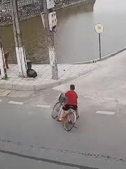 Màn ôm cua xe đạp 'cực khét' đi vào lòng ao