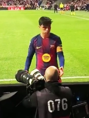 Pedri gây cười khi tưởng đầu hói của phóng viên ảnh là bóng