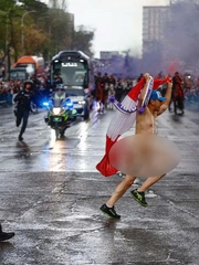 Xe buýt Real Madrid bị người khỏa thân chặn đường