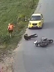 Thanh niên khiến người xem thót tim vì pha bo cua bay thẳng xuống ruộng