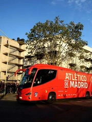 Fan Barca gây náo loạn ngoài sân, Atletico Madrid gieo sợ hãi trong sân