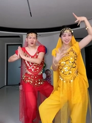 Người chồng ban đầu ngại, sau múa còn dẻo hơn cả vợ
