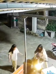 Pha ôm cua xe đạp điện tông rung cột nhà