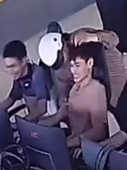 Thanh niên được ôm hôn liên tục sau màn 'tác động vật lý' nhầm trong quán net