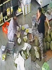 Cô gái 'ngã dập mông' vào đống sầu riêng
