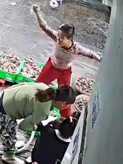 Tiểu thương nhảy nhót như đứa trẻ khi trúng số 50 triệu đồng