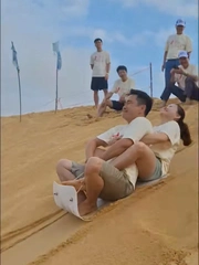 Cặp đôi lộn santo khi chơi trò trượt cát