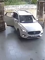 Nữ tài xế lùi ô tô va vào cổng sắt vì quên đóng cửa xe