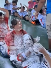 Chơi trò chuyền bột nhưng ai nhìn vô cũng tưởng đang làm bánh