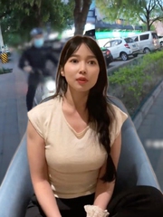 Nữ vlogger khiếm thị dựng cảnh bị xe điện tông để câu view