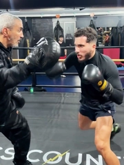 Tiền vệ Cherki gây sốt với cú đấm trong phòng tập boxing