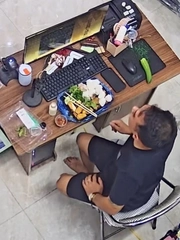 Thanh niên 'não cá vàng' đi tìm điện thoại ngay trước mặt