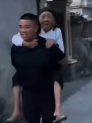 Thanh niên cõng mẹ hát live khắp xóm nhưng chẳng bị ai phàn nàn