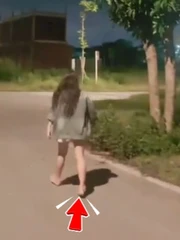 Cô gái mất đôi dép khi trộm xoài