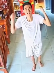 Phản ứng cực đáng yêu của bố khi nghe con gái sắp về thăm nhà
