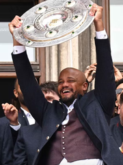 HLV của Bayern Munich đi ăn mừng nhưng để quên cúp vô địch ở trong bếp