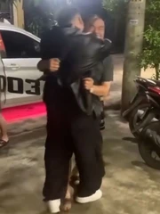 Bố mẹ hét lớn, ôm hôn con trai trở về sau 3 năm xa nhà