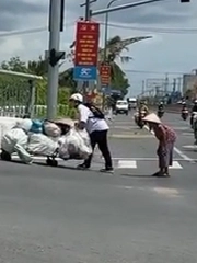 Nam sinh nhận cơn mưa lời khen khi lao tới đẩy xe ve chai giúp bà cụ giữa dốc cầu