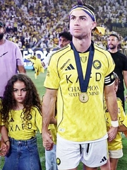 Ronaldo kéo cả gia đình xuống sân mừng vô địch Saudi Pro League lần đầu tiên